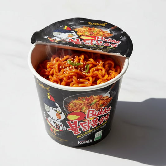 Hot Chicken Flavour Cup 70g con noodles pronti e salsa rossa intensa
