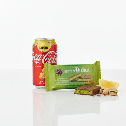 Tavoletta Elit 1924 Dubai accanto a lattina di Coca-Cola Lemon, suggerimento di degustazione gourmet.