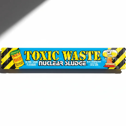 Toxic Waste Chew Bar Blue Raspberry su sfondo pulito