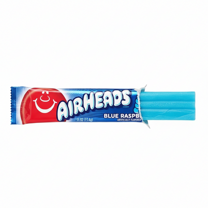 Confezione originale Airheads Blue Raspberry aperta, mostrando la caramella sottile, gommosa e pieghevole pronta per essere gustata.