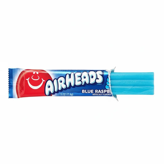 Confezione originale Airheads Blue Raspberry aperta, mostrando la caramella sottile, gommosa e pieghevole pronta per essere gustata.