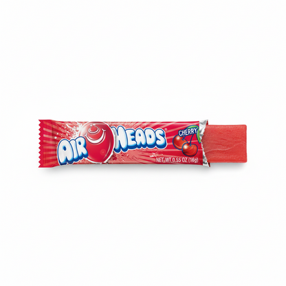 Confezione originale Airheads red cherry aperta, mostrando la caramella sottile, gommosa e pieghevole pronta per essere gustata.