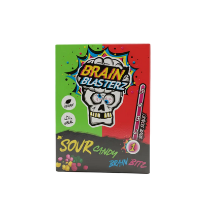 Pacchetto di micro caramelle acide (sour chewy candy) BRAIN BLASTERZ Brain Bitz, al gusto Mela Verde e Fragola. La confezione è colorata (verde e rosso) e presenta il design del teschio e il logo Brain Blasterz. Caramelle note per l'estrema acidità, spesso importate dal Regno Unito (UK).