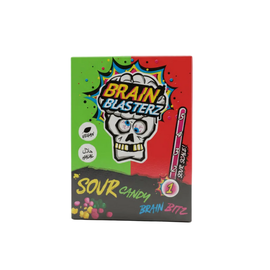 Pacchetto di micro caramelle acide (sour chewy candy) BRAIN BLASTERZ Brain Bitz, al gusto Mela Verde e Fragola. La confezione è colorata (verde e rosso) e presenta il design del teschio e il logo Brain Blasterz. Caramelle note per l'estrema acidità, spesso importate dal Regno Unito (UK).
