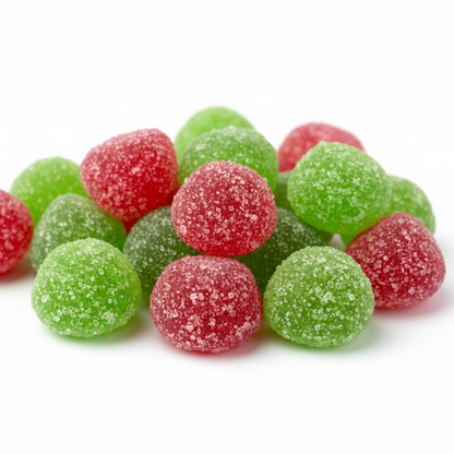 Primo piano delle micro caramelle Brain Blasterz Bitz Mela Verde e Fragola, evidenziando colori vivaci e texture acida-dolce. Perfette per sfide social e momenti di piacere intenso.