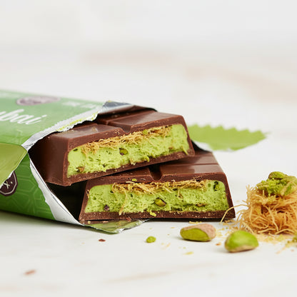 Tavoletta di cioccolato Elit 1924 Dubai aperta, con ripieno croccante di pistacchio e kataif in primo piano.