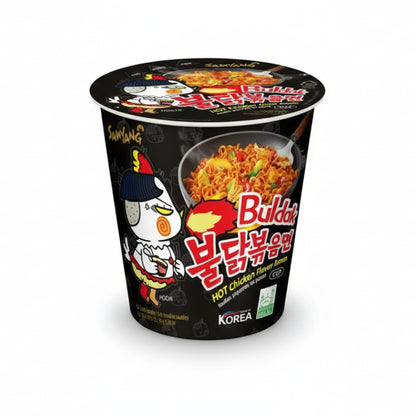 Confezione Buldak Hot Chicken Cup su sfondo neutro