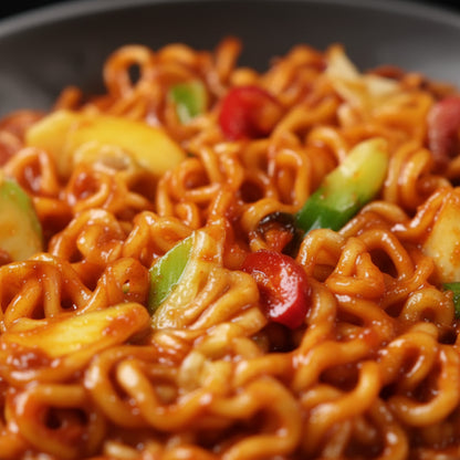 Dettaglio noodles Buldak ricoperti di salsa