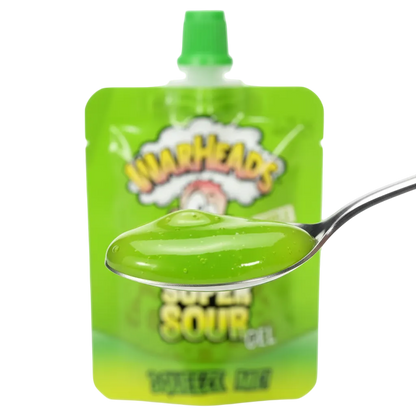 Gel Warheads Apple servito in cucchiaino, pronto per assaggio