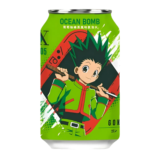 Lattina di bevanda frizzante OCEAN BOMB al gusto Tè Verde e Pompelmo (Green Tea & Grapefruit), in edizione speciale da collezione HUNTER X HUNTER. La lattina è decorata con i personaggi anime (possibilmente Gon o Killua, a seconda della grafica). Bibita rinfrescante importata da Taiwan.