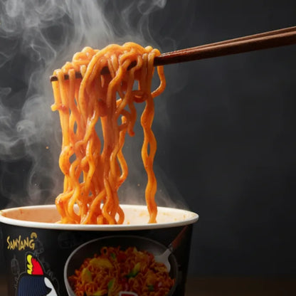 Forchetta o bacchette con noodles sollevati