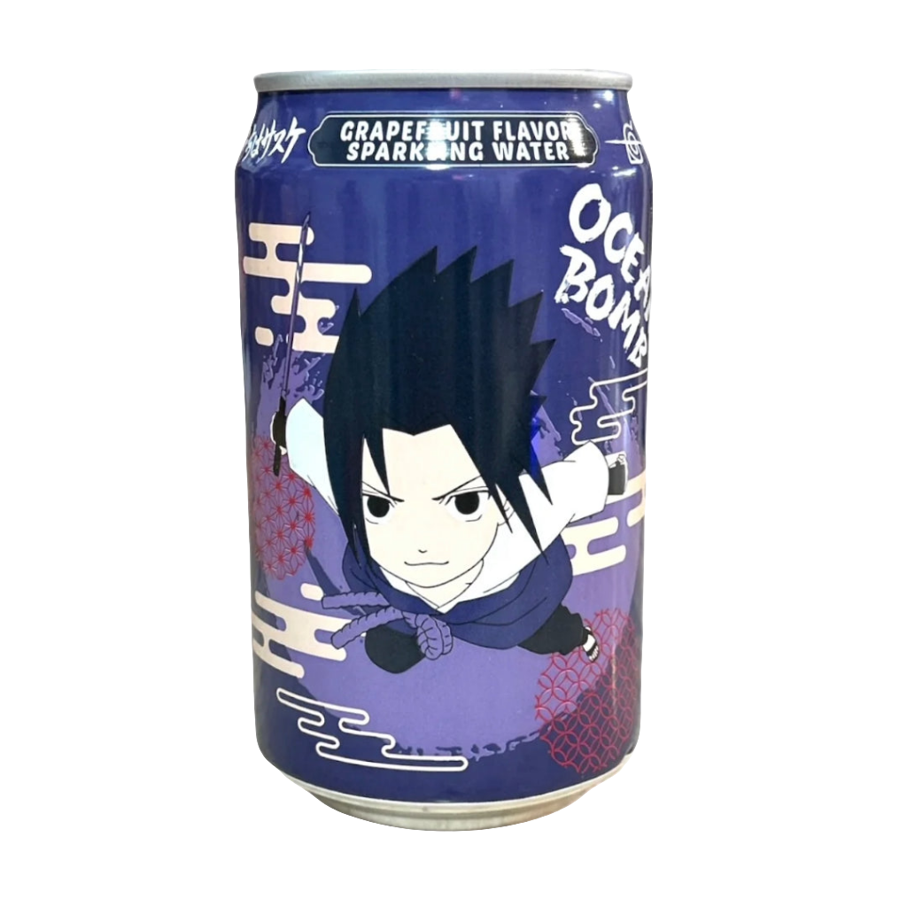 Lattina di bevanda frizzante OCEAN BOMB al gusto Uva (Grape), in edizione speciale da collezione NARUTO. La lattina è decorata con il personaggio anime Sasuke Uchiha su uno sfondo viola/blu scuro. Bibita rinfrescante importata da Taiwan.