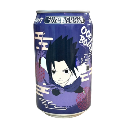 Lattina di bevanda frizzante OCEAN BOMB al gusto Uva (Grape), in edizione speciale da collezione NARUTO. La lattina è decorata con il personaggio anime Sasuke Uchiha su uno sfondo viola/blu scuro. Bibita rinfrescante importata da Taiwan.