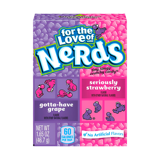 Scatola di caramelle NERDS al gusto Uva e Fragola (Grape & Strawberry). La confezione divisa presenta due scomparti separati per gusti contrastanti: il viola per l'uva (Grape) e il rosa/rosso per la fragola (Strawberry). Caramelle croccanti, piccole e zuccherate, un classico americano importato dagli Stati Uniti (USA).