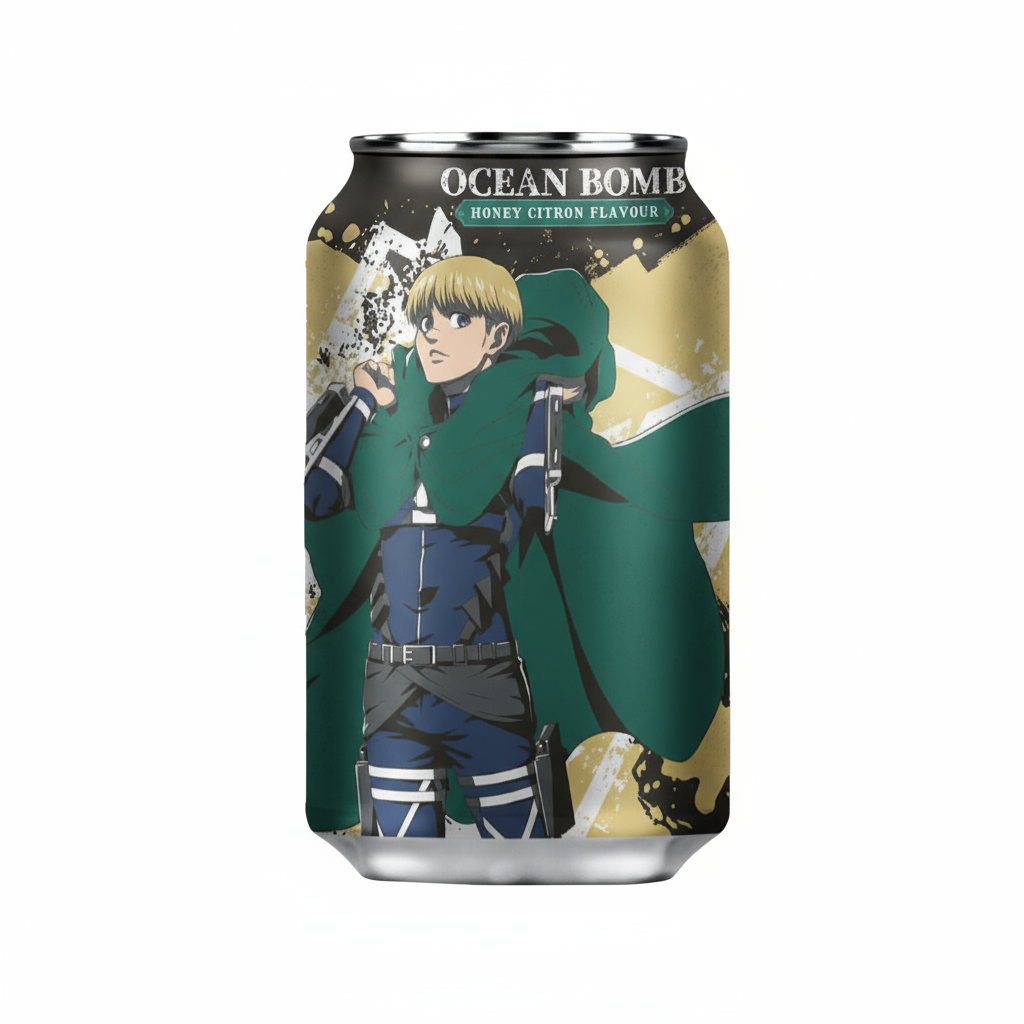 Lattina di bevanda frizzante OCEAN BOMB al gusto Miele e Agrumi/Pompelmo (Honey Citrus/Grapefruit & Honey), in edizione speciale da collezione ATTACK ON TITAN (AOT). La lattina è decorata con i personaggi anime (Eren, Levi o Mikasa, a seconda della grafica specifica). Bibita rinfrescante importata da Taiwan.