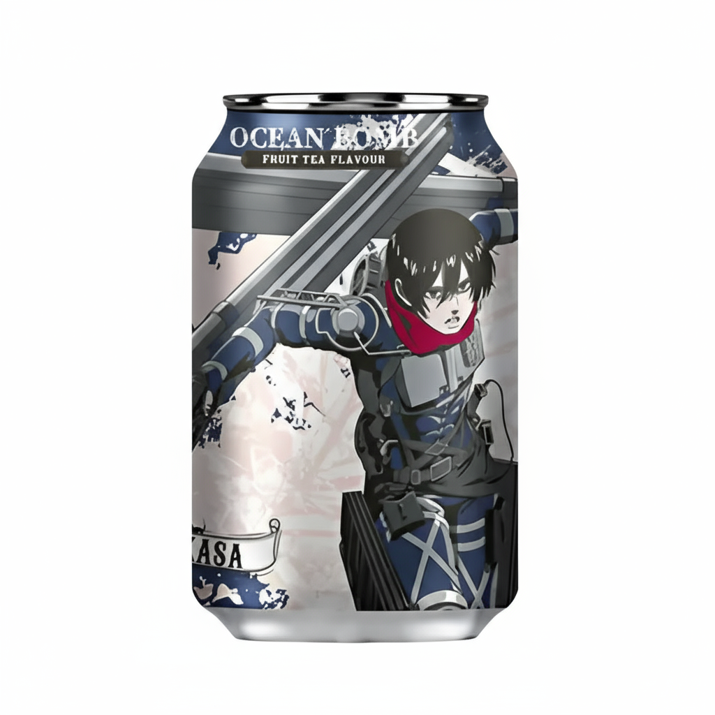 Lattina di bevanda frizzante OCEAN BOMB al gusto Tè alla Frutta (Fruit Tea), in edizione speciale da collezione ATTACK ON TITAN (AOT). La lattina è decorata con i personaggi anime (Eren, Mikasa o Armin). Bibita rinfrescante importata da Taiwan.