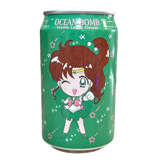 Lattina di bevanda frizzante OCEAN BOMB al gusto Vaniglia e Limone (Vanilla & Lemon), in edizione speciale da collezione SAILOR MOON. La lattina verde è decorata con il personaggio anime Sailor Jupiter (Makoto Kino). Bibita rinfrescante importata da Taiwan.