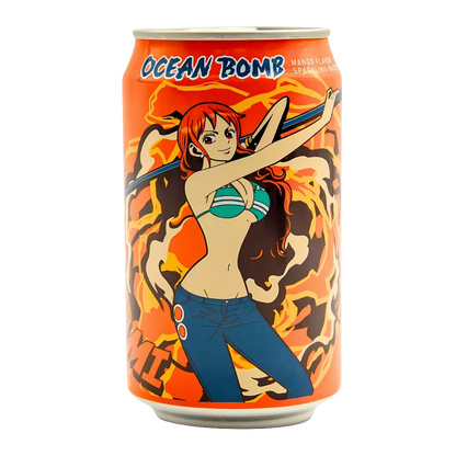 Lattina di bevanda frizzante OCEAN BOMB al gusto Mango, in edizione speciale da collezione ONE PIECE. La lattina dorata/arancione presenta il nuovo design del personaggio anime Nami. Bibita tropicale, dolce e dissetante, importata da Taiwan.