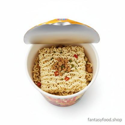 Apertura della confezione Negisan Cup Noodle One Piece al manzo prima della preparazione