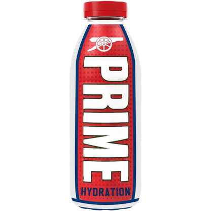 Bottiglia da 500 ml della bevanda sportiva e idratante PRIME HYDRATION, in edizione speciale 'Arsenal'. Il liquido e l'etichetta presentano i colori rosso e bianco, tipici della squadra di calcio Arsenal. La bevanda è popolare, senza zuccheri aggiunti, con elettroliti e BCAA. Prodotto molto popolare, importato dal Regno Unito (UK).