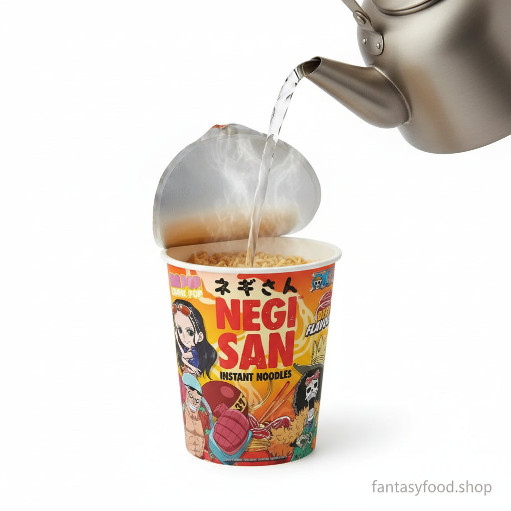Versamento di acqua calda nel Negisan Cup Noodle One Piece al manzo