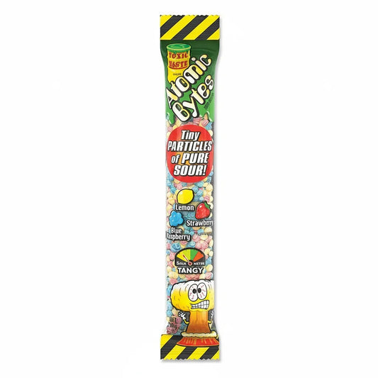 Pacchetto di caramelle gommose (chewy candies) TOXIC WASTE ATOMIC BYTES, note come 'mini bombe acide' che esplodono di gusto. La confezione è a tema tossico/nucleare con colori accesi (verde e giallo) e presenta il noto logo di pericolo. Caramelle super aspre, introvabili, importate dagli Stati Uniti (USA).