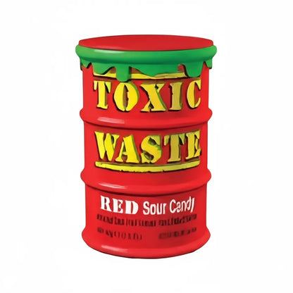 Contenitore a forma di fusto (drum) rosso di caramelle dure TOXIC WASTE. Il fusto presenta il simbolo di pericolo tossico e la scritta 'Hazardously Sour Candy'. Le caramelle sono al gusto assortito di frutta super aspra (frutti rossi, ciliegia, fragola, lampone). Caramelle estreme, famose per la loro acidità, importate dagli Stati Uniti (USA).