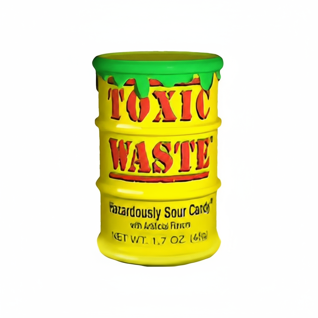 Contenitore a forma di fusto (drum) giallo di caramelle dure TOXIC WASTE EXTREME SOUR CANDY. Il fusto presenta il simbolo di pericolo tossico e la scritta 'Hazardously Sour Candy'. Le caramelle all'interno sono al gusto assortito di frutta acida classica (limone, banana, pera, ananas). Caramelle estreme, famose per la loro acidità, importate dagli Stati Uniti (USA).