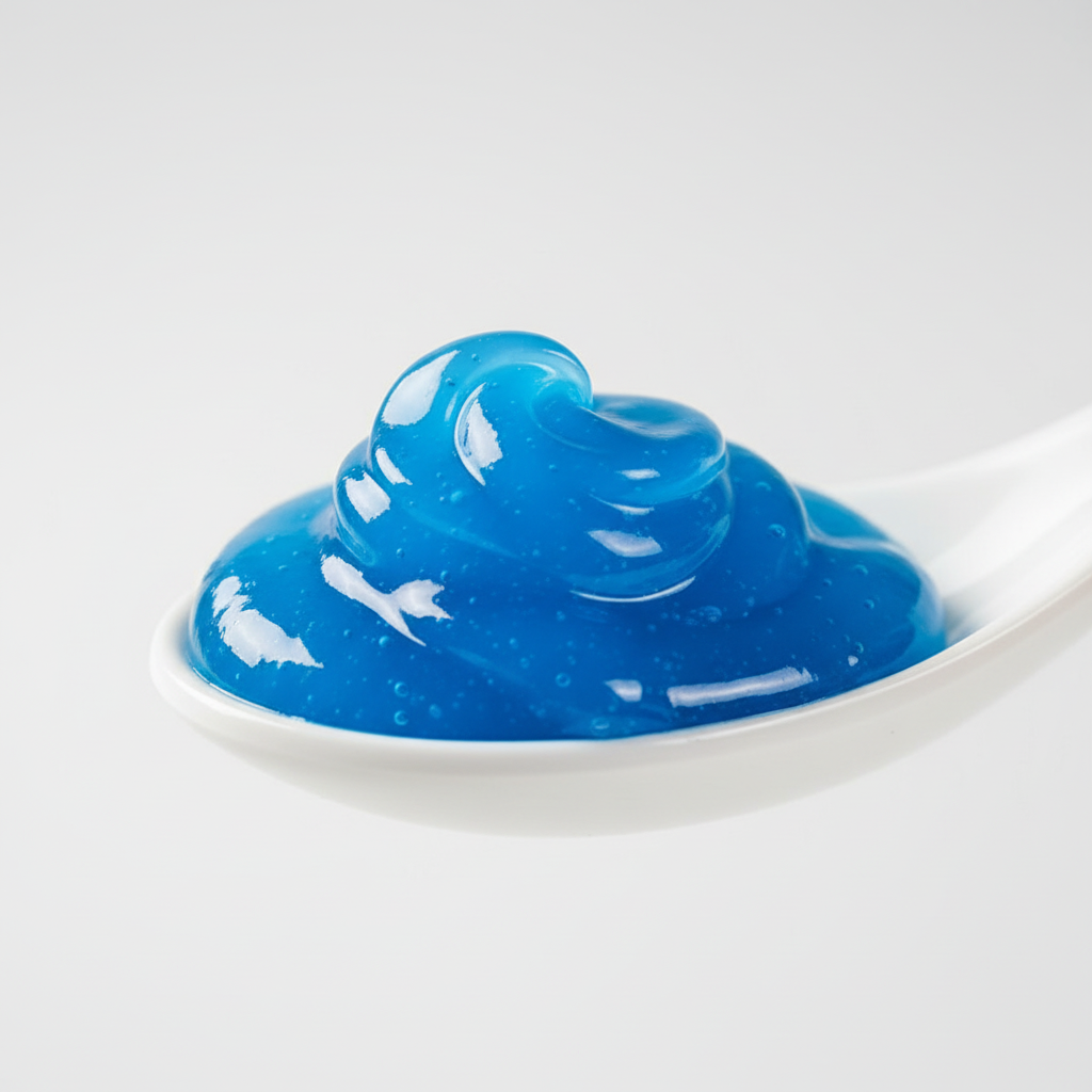 Primo piano della consistenza gelatinosa del Warheads Super Sour Gel Lampone Blu, con focus sul colore blu brillante e la lucentezza del gel