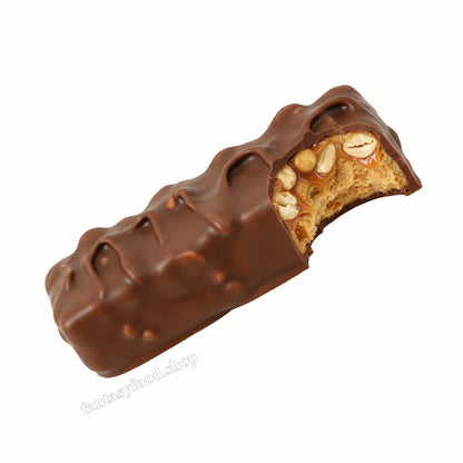 Barretta Reese’s Nutrageous con un morso che rivela la consistenza densa e croccante dell'interno, evidenziando il mix di texture.