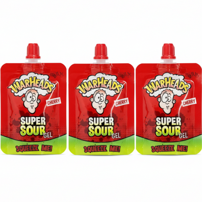 Linea di tubetti Warheads Super Sour Gel al gusto ciliegia in fila, evidenziando packaging colorato, logo USA, prodotto da collezione per fan del sour.