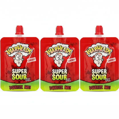 Linea di tubetti Warheads Super Sour Gel al gusto ciliegia in fila, evidenziando packaging colorato, logo USA, prodotto da collezione per fan del sour.