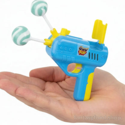 Dimensioni reali tascabili del Candy Toy Johny Bee Gun Pop Trigger tenuto in una mano adulta.