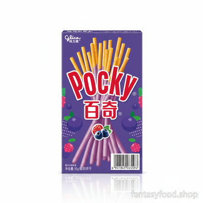 Confezione originale di Glico Pocky Lampone e Mirtillo da 55g, d'importazione cinese, codice EAN 6901845043594, snack ai frutti di bosco.
