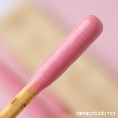 Dettaglio macro della copertura rosa alla fragola dei biscotti Pocky Glico, texture cremosa e invitante.