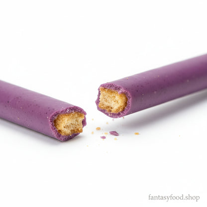 Sezione trasversale di un bastoncino Pocky ai frutti di bosco che mostra la croccantezza del biscotto e la ricca crema.