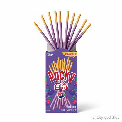 Bastoncini Pocky al lampone e mirtillo di colore viola disposti a ventaglio, snack Glico cinese originale frutti di bosco.