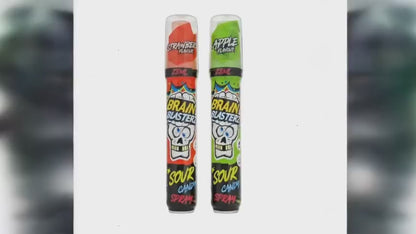 Video di 8 secondi che mostra due bottiglie di Brain Blasterz Super Spray ai gusti fragola e mela verde su sfondo bianco. Le caramelle spruzzano un’esplosione di colore, con frutta 3D che ruota sopra le bottiglie. Testo in sovrimpressione: "SUPER ACIDO! SPRUZZA IL GUSTO" e call-to-action "PROVALO ORA". Perfetto per TikTok, Instagram e vendita online su e-commerce.