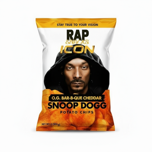 Sacchetto di patatine fritte RAP SNACKS ICON al gusto Cheddar e BBQ (Barbecue), sponsorizzate dal rapper Snoop Dogg. La confezione personalizzata mostra il ritratto di Snoop Dogg e il logo della linea Icon. Snack americano croccante al formaggio e affumicato.