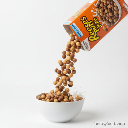 Cereali Reese's Puffs che cadono in una ciotola bianca per colazione.