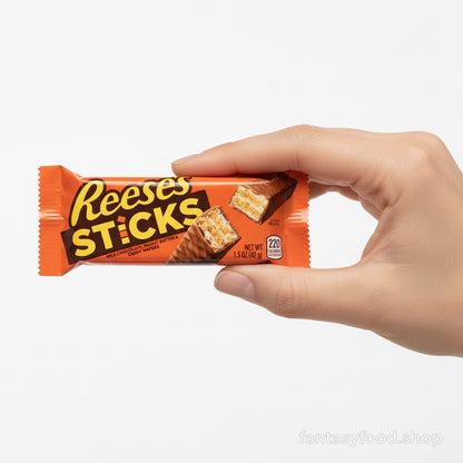 Dimensione reale Reese’s Sticks 42 g confronto mano.