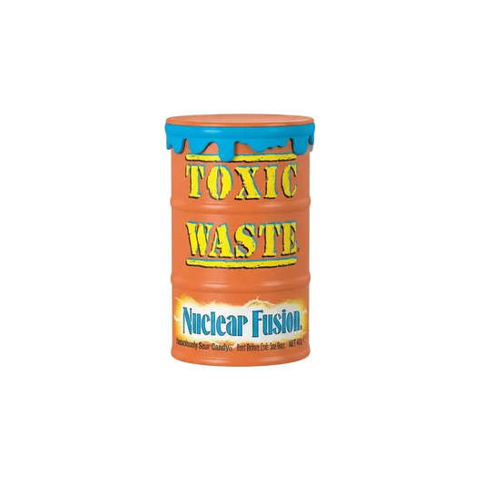Contenitore a forma di fusto (drum) rosso di caramelle dure TOXIC WASTE. Il fusto presenta il simbolo di pericolo tossico e la scritta 'Hazardously Sour Candy'. Le caramelle sono al gusto assortito di frutta super aspra (frutti rossi, ciliegia, fragola, lampone). Caramelle estreme, famose per la loro acidità, importate dagli Stati Uniti (USA).