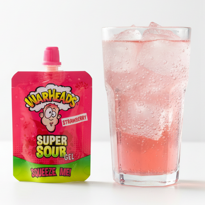 Gel Fragola accanto a bicchiere di soda rosa ghiacciata, illustrando contrasto tra acidità e freschezza