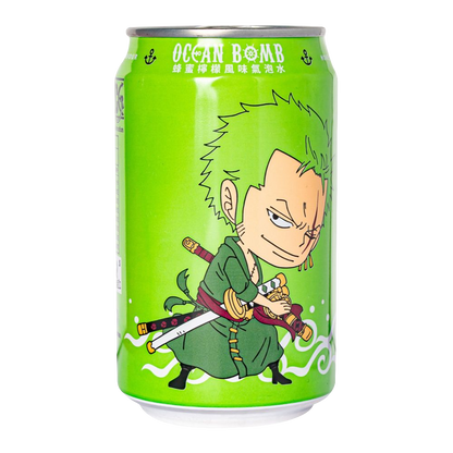 Lattina di bevanda frizzante OCEAN BOMB al gusto Limone e Miele (Lemon & Honey), in edizione limitata da collezione ONE PIECE. La lattina verde scuro è decorata con il personaggio anime Zoro. Bibita rinfrescante importata da Taiwan.
